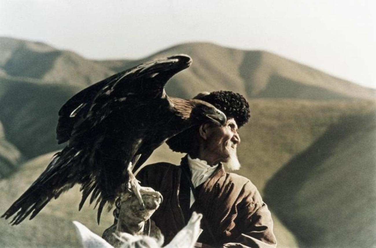 Un cazador con un águila real, República de Kazajistán; 1963.