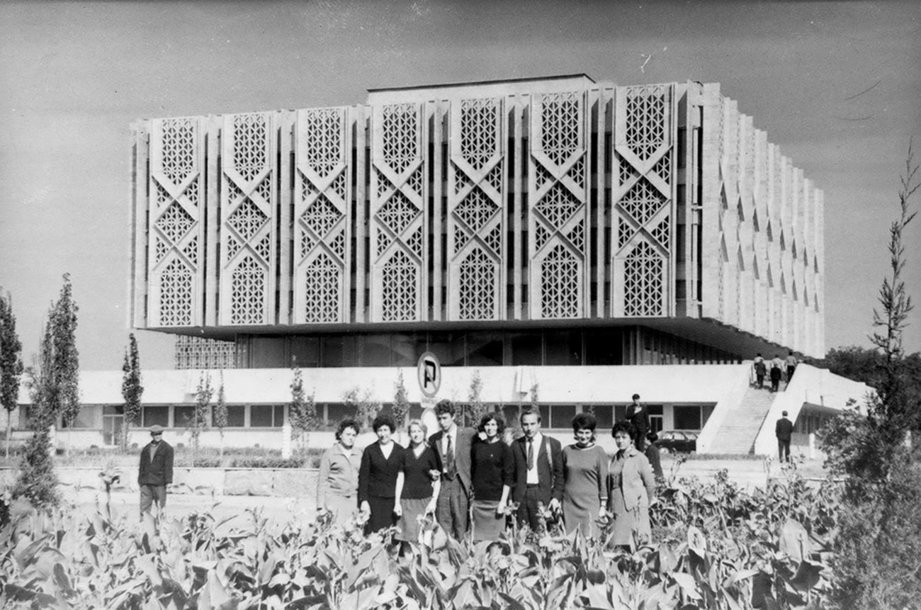 Un circuito por las capitales de las Repúblicas Socialistas Soviéticas de Asia Central. Un grupo de turistas con el Museo Lenin al fondo, Tashkent; 1972.
