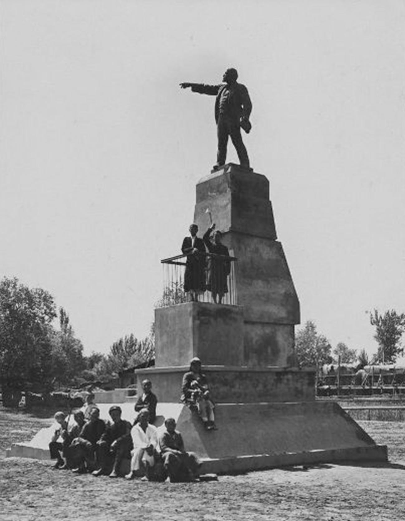 Un monumento a Vladímir Lenin; Andiján, RSS de Uzbekistán; década de 1930.