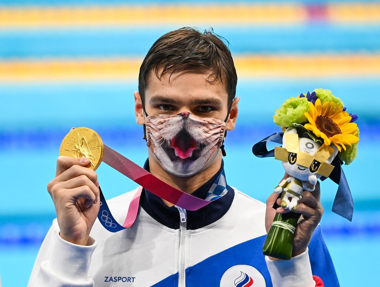 Evgeny Rylov, do Comitê Olímpico Russo, posando com medalha de ouro após final masculina ​​nos 200m costas durante os Jogos Olímpicos de Tóquio, em 30 de julho de 2021

