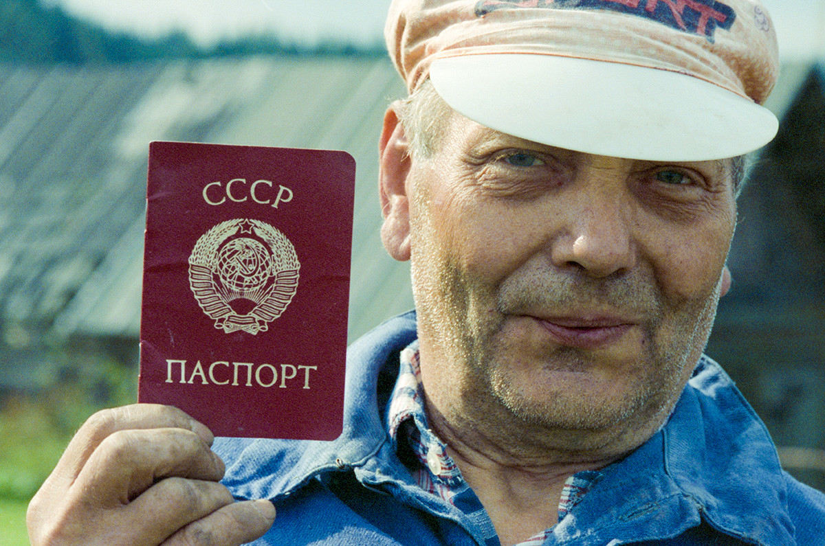 Passaporte emitido em 1º de novembro de 1991 com o brasão da URSS