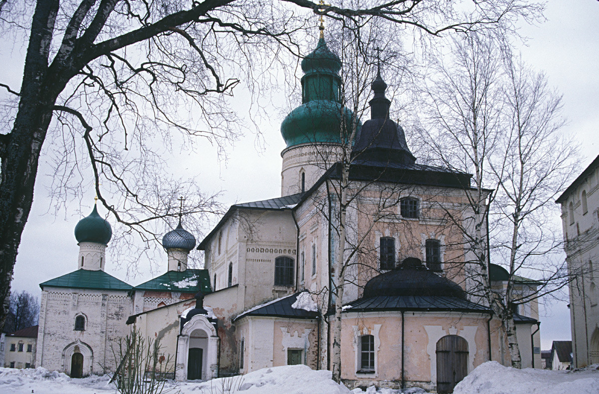 Monastère Saint-Cyrille-Belozersk. Ensemble de la cathédrale, vue ouest. De gauche à droite : Église de Saint Épiphane, église de Saint Vladimir et galerie nord, attachée à la cathédrale de la Dormition. 