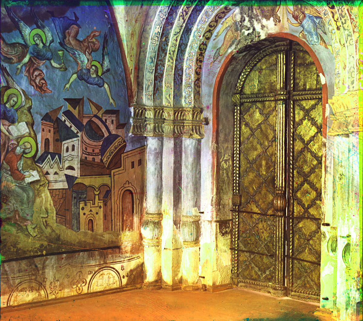 Monastère Saint-Cyrille-Belozersk, galerie nord attachée à la cathédrale de la Dormition. Angle nord-est avec portail nord vers la cathédrale. Fresques de l’Apocalypse : Chute de Babylone et Saint-Jean écrivant dans le Livre des Révélations.
