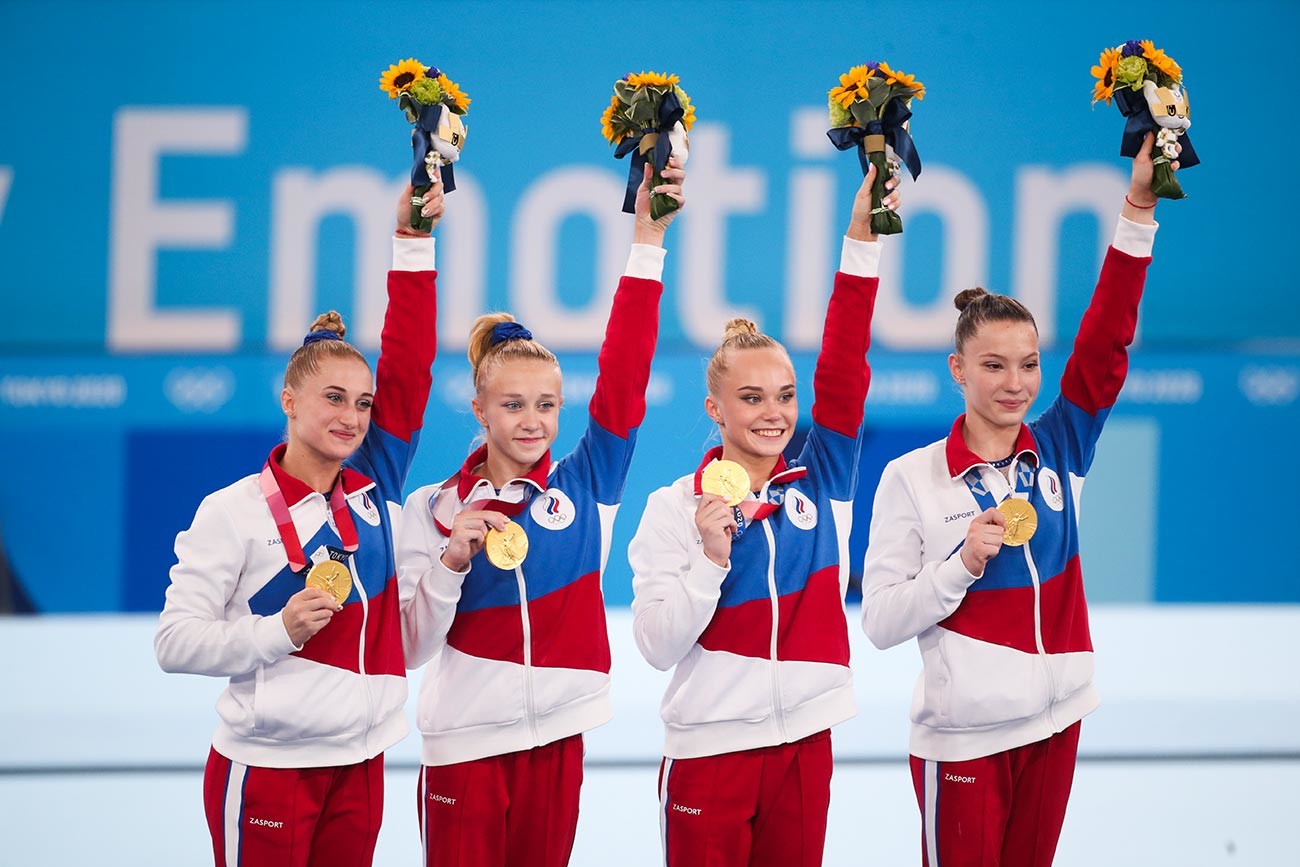 Pesenam tim Komite Olimpiade Rusia (ROC), (dari kiri) Vladislava Urazova, Viktoriia Listunova, Angelina Melnikova dan Liliia Akhaimova berpose dengan medali emas mereka di podium Olimpiade Tokyo 2020.