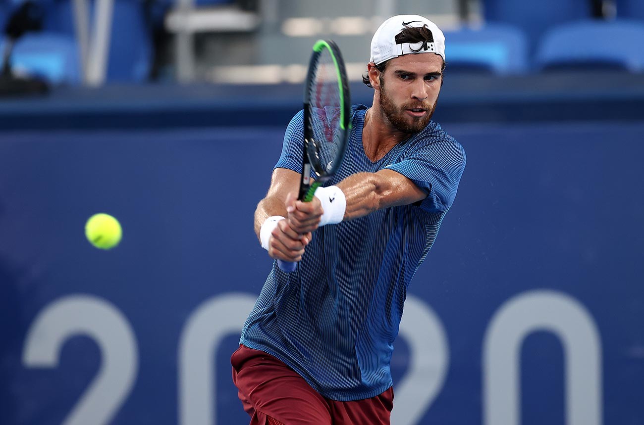 Karen Khachanov saat bertanding melawan Aleksandr Zverev dari Tim Jerman dalam final tenis tunggal putra Olimpiade Tokyo 2020.