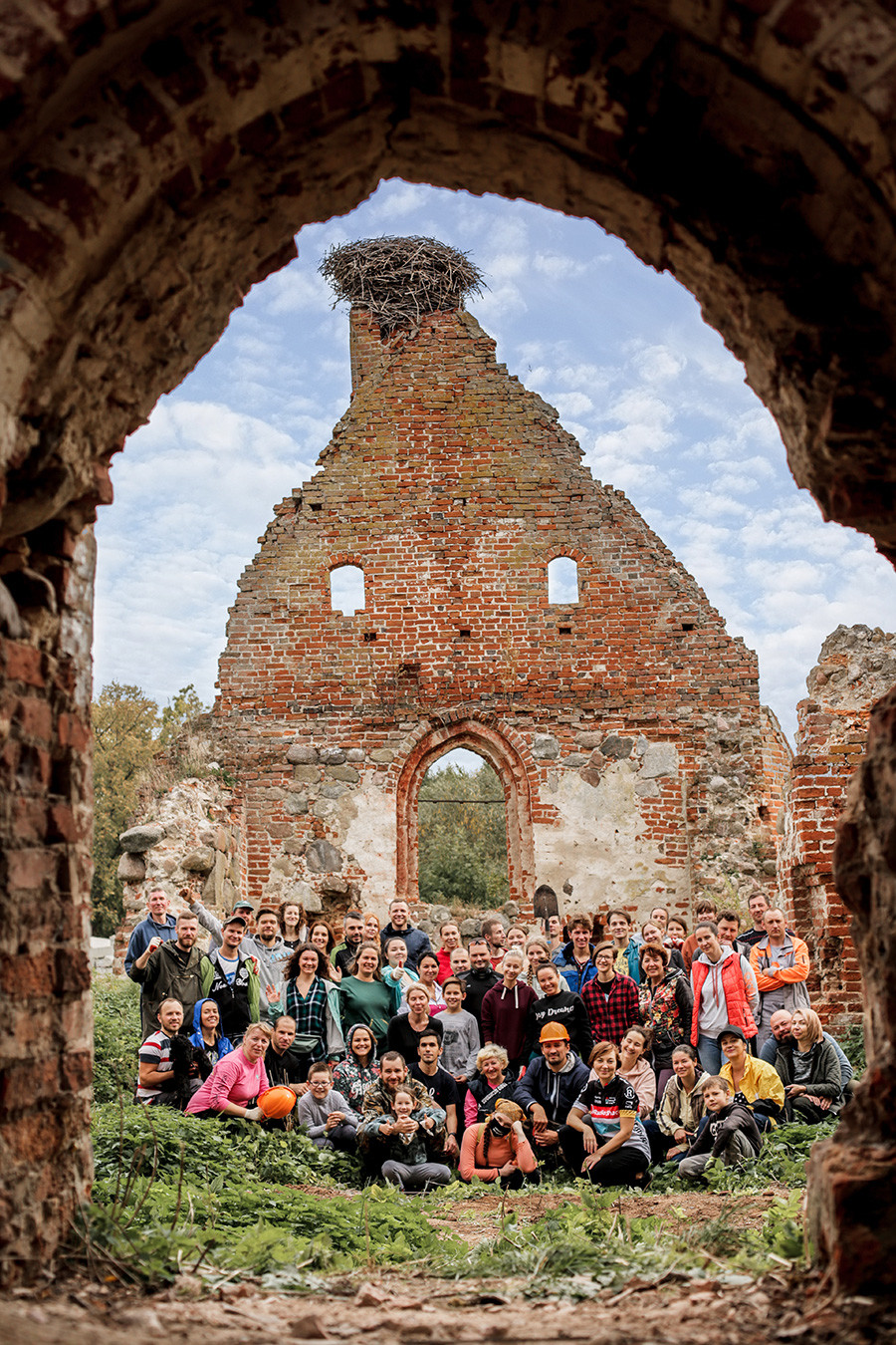 Des volontaires sur les ruines de l'église de Lichtenhagen à Iablonevka