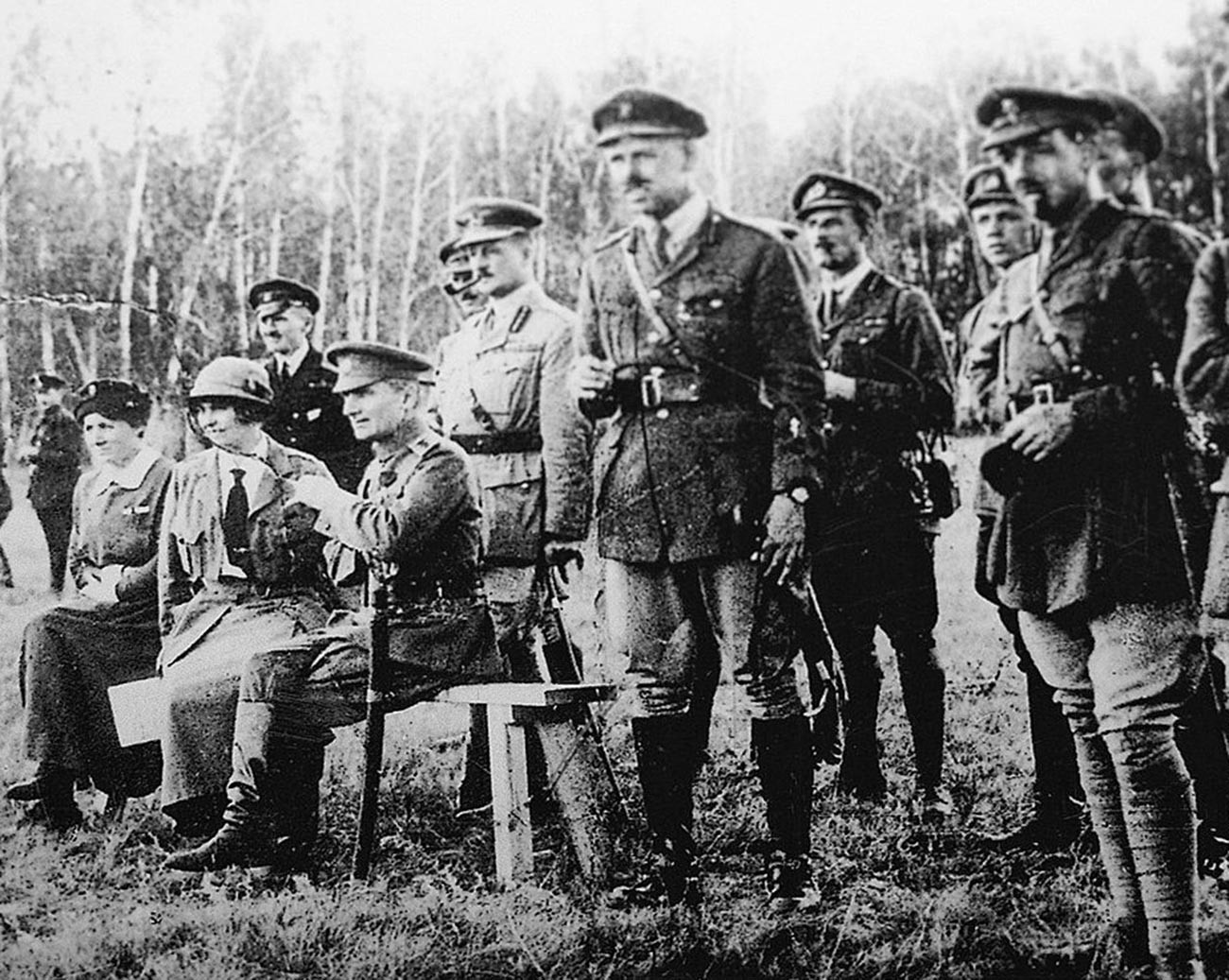 L'amiral Alexandre Koltchak et Anna Timireva (assis) avec le chef de la mission britannique, le général Alfred Knox, et des officiers britanniques. Front de l'Est