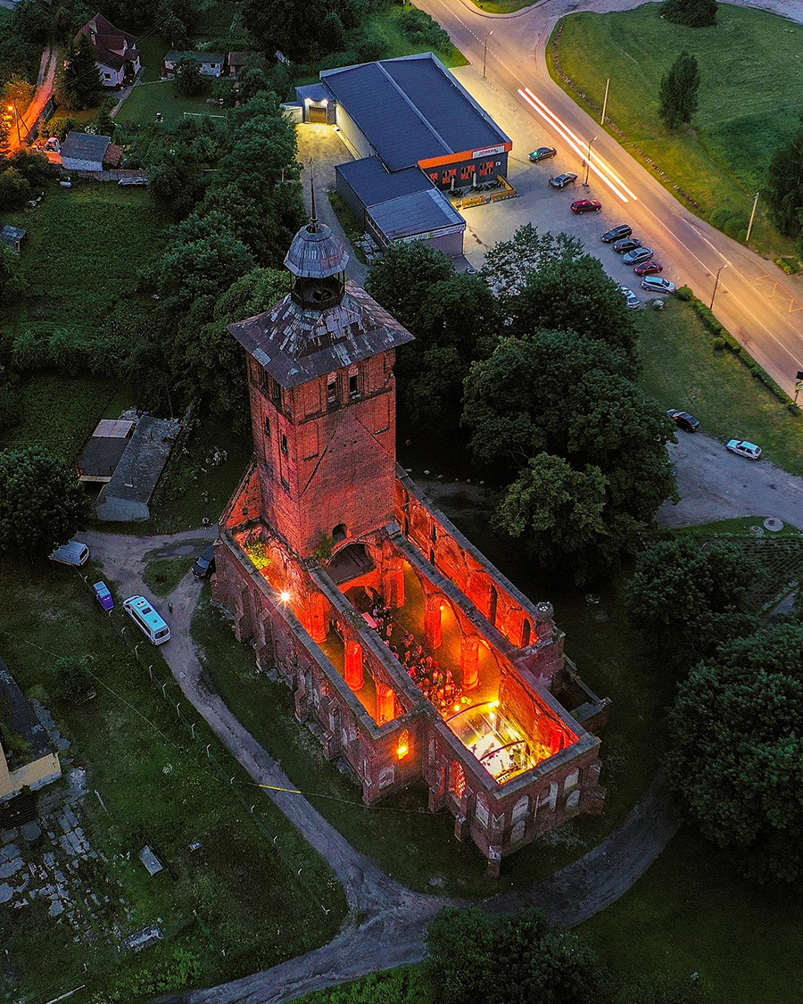 Mgzavrebi band performing at the ruins of the Wehlau (Znamensk) church of St. Jacob