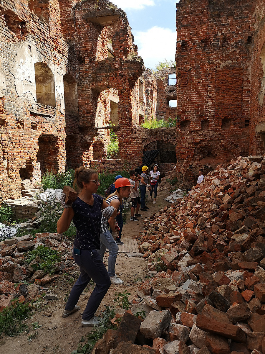 Volunteers working at the Ragnit castle