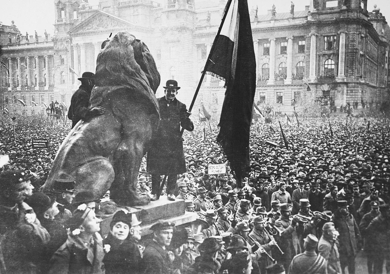 Проглашење Мађарске Републике. Власт прелази у руке мађарских бољшевика.