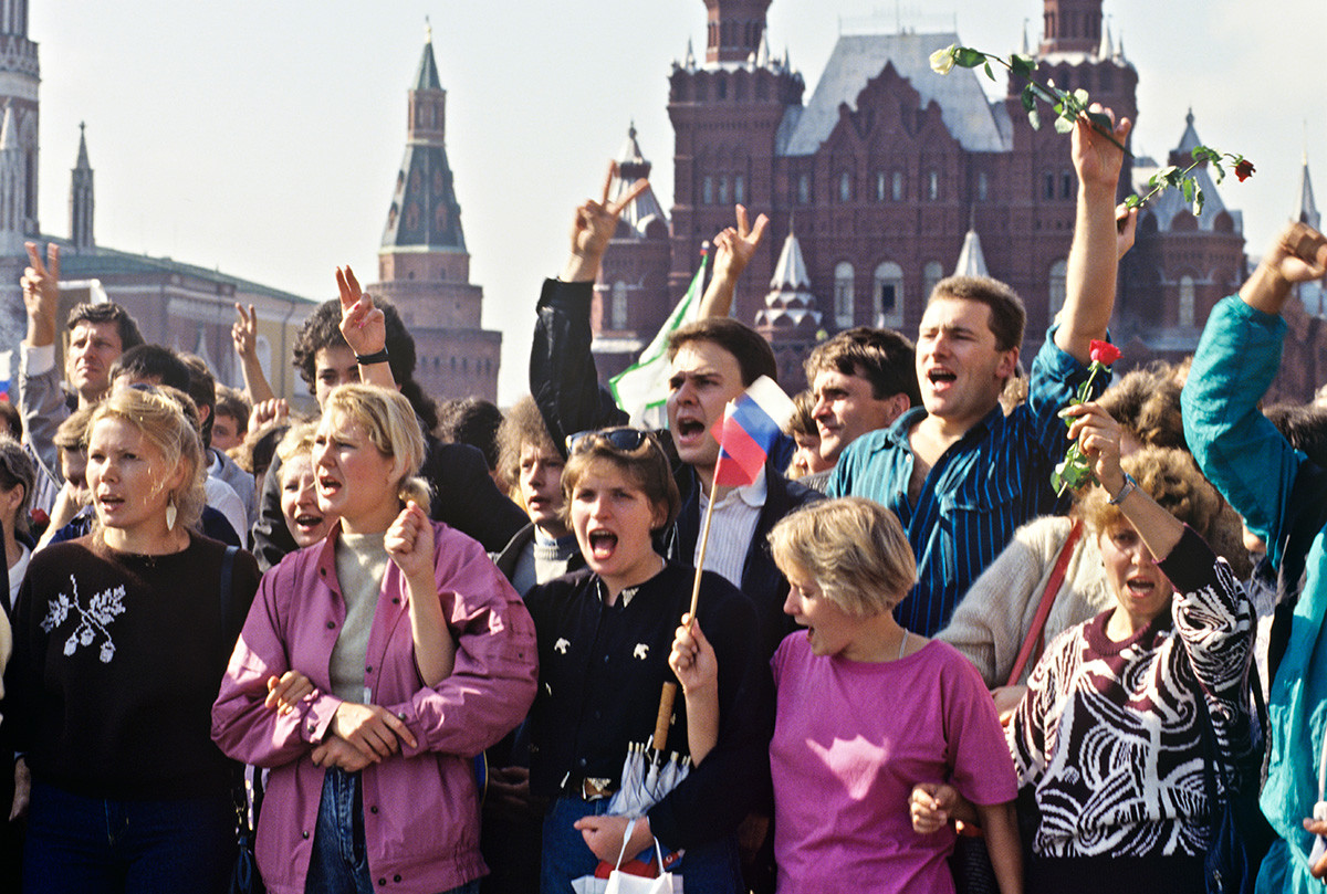Masyarakat berkumpul di Lapangan Merah, Moskow, Agustus 1991.