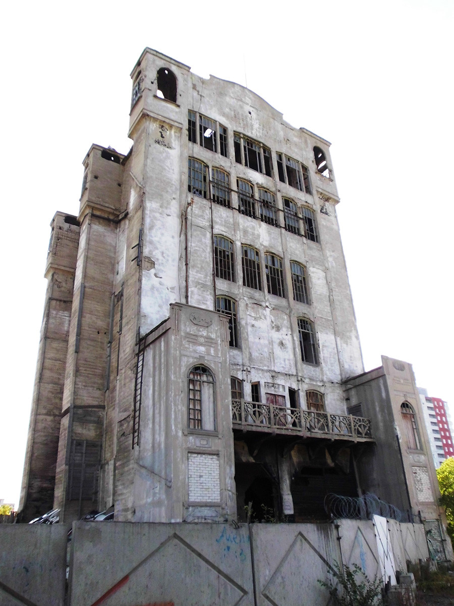 An abandoned elevator is located in Chelyabinsk.