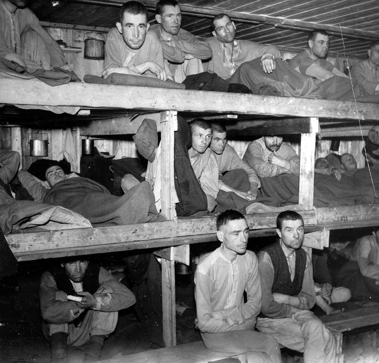 Tentara Soviet yang menjadi tawanan perang Nazi Jerman di Kamp Bjørnelva, Norwegia.