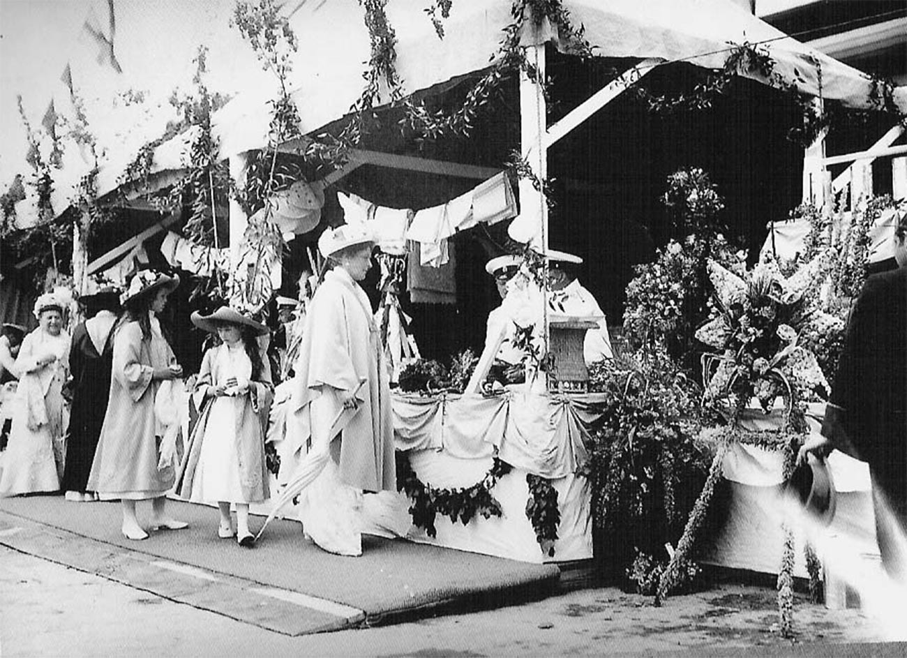 A imperatriz Alexandra Fiodorovna com suas filhas em um evento de caridade.