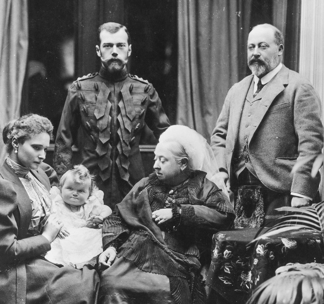 A rainha Victoria e seu filho, príncipe Edward VII (dir.), com o tsar Nicolau 2°, sua mulher Alexandra, e sua filha recém-nascida Olga.