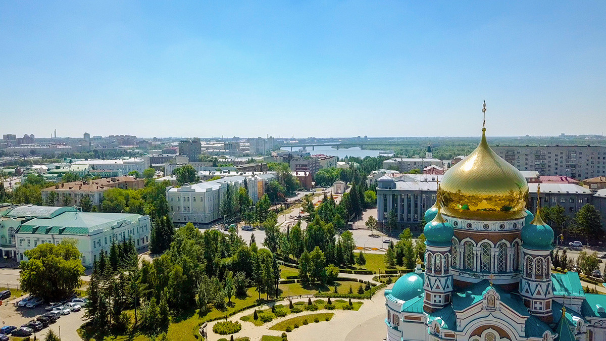 Katedral Uspenskiy dan pemandangan kota Omsk.