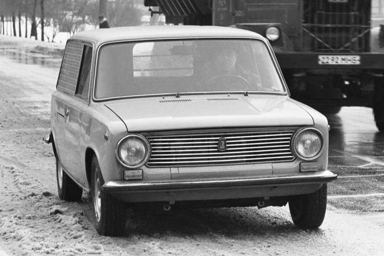 Električni automobil VAZ-2801 na gradskim ulicama. 
