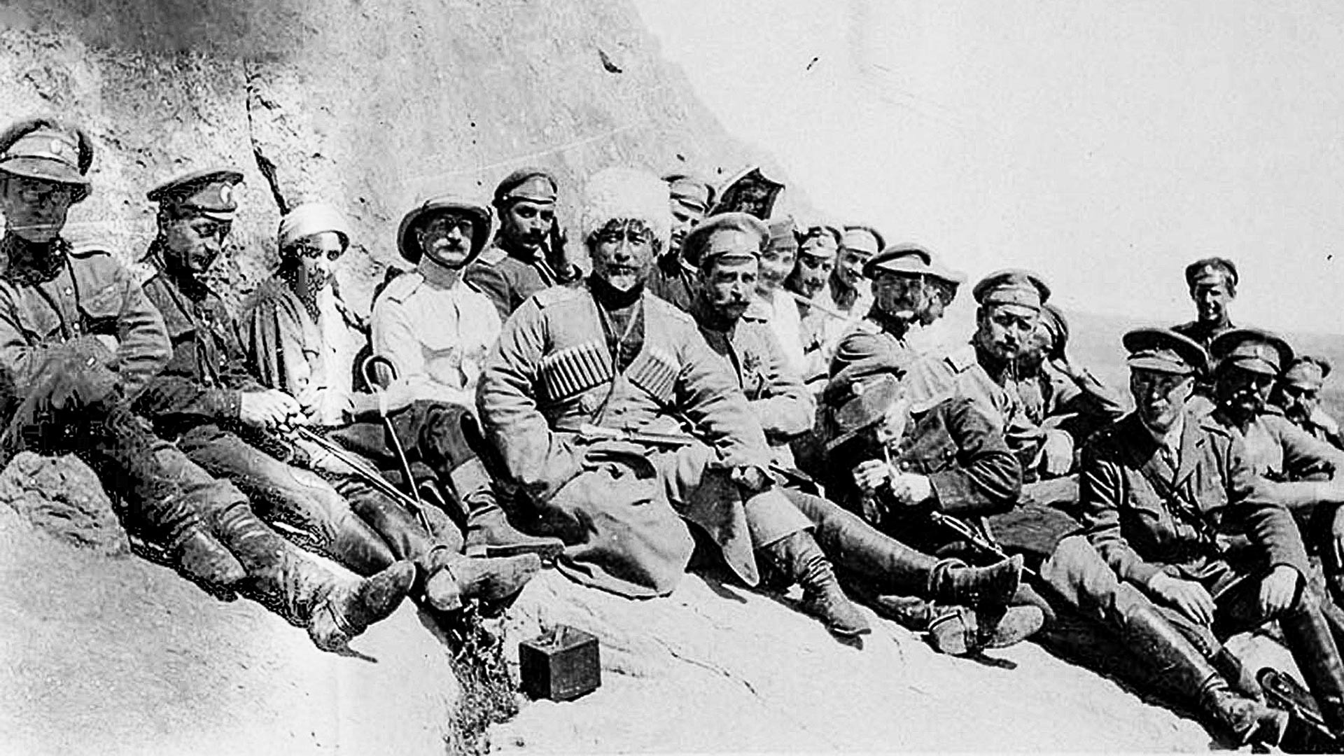 Jenderal Baratov bersama para perwira Rusia dan Inggris.