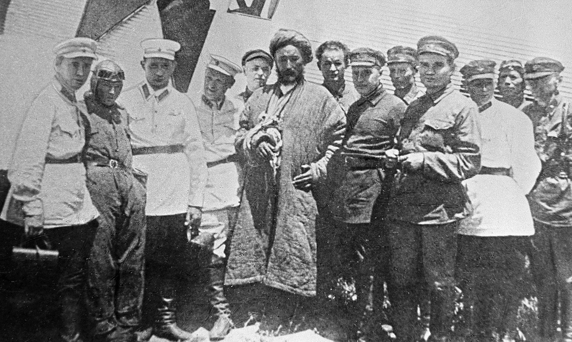 Групата припадници на Обединетата државна политичка управа со Ибрахим Бек (во средината), водач на вооружениот антиболшевички отпор.