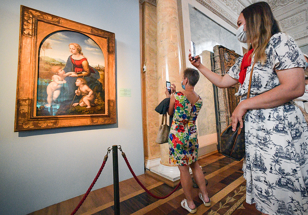 Visitantes diante de quadro de Rafael no Hermitage.