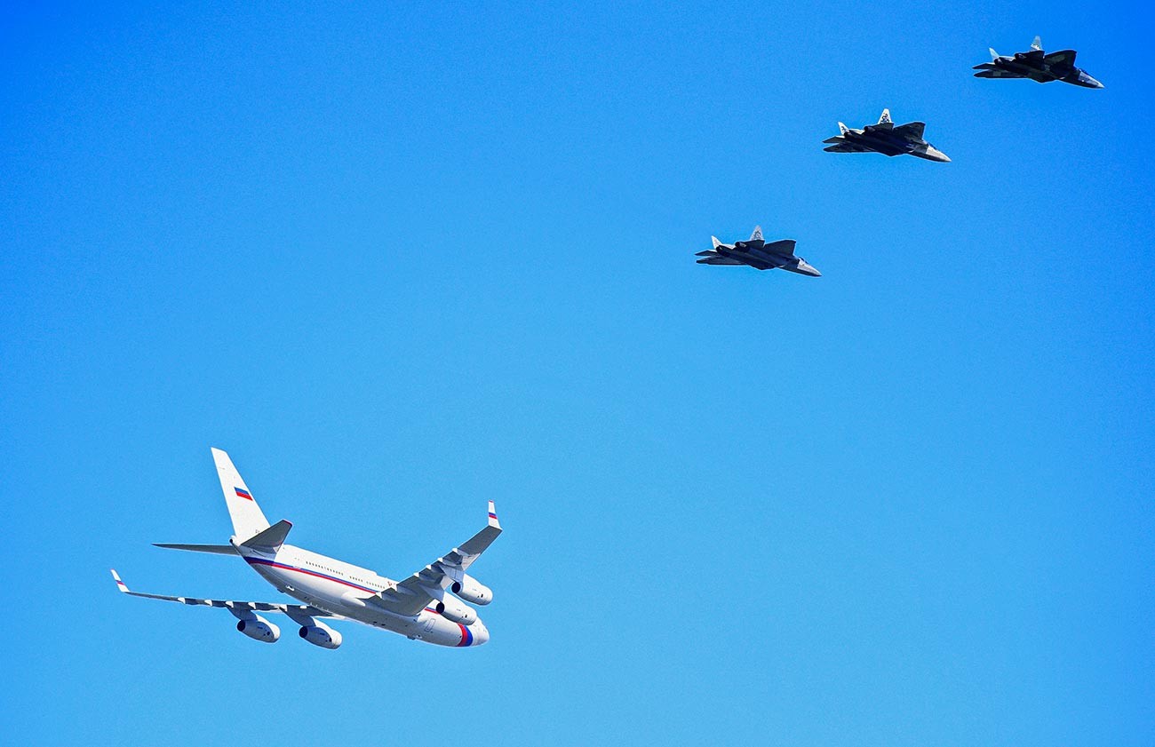 Caças Su-57 acompanhando o avião presidencial russo, em maio de 2019