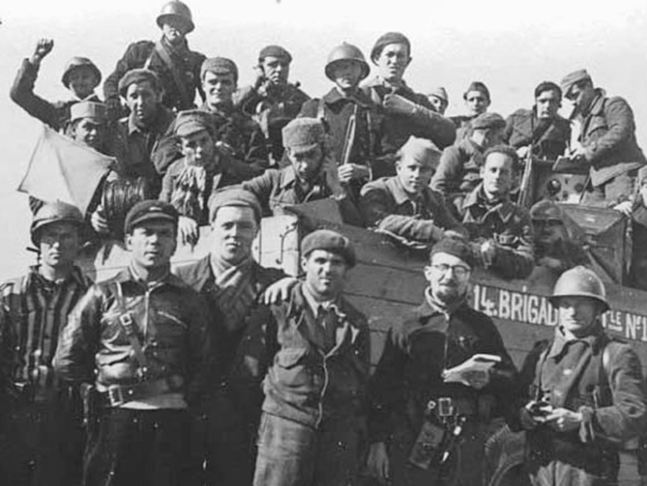 Soldados e comandantes da 14ª Brigada Internacional em Torrelodones.