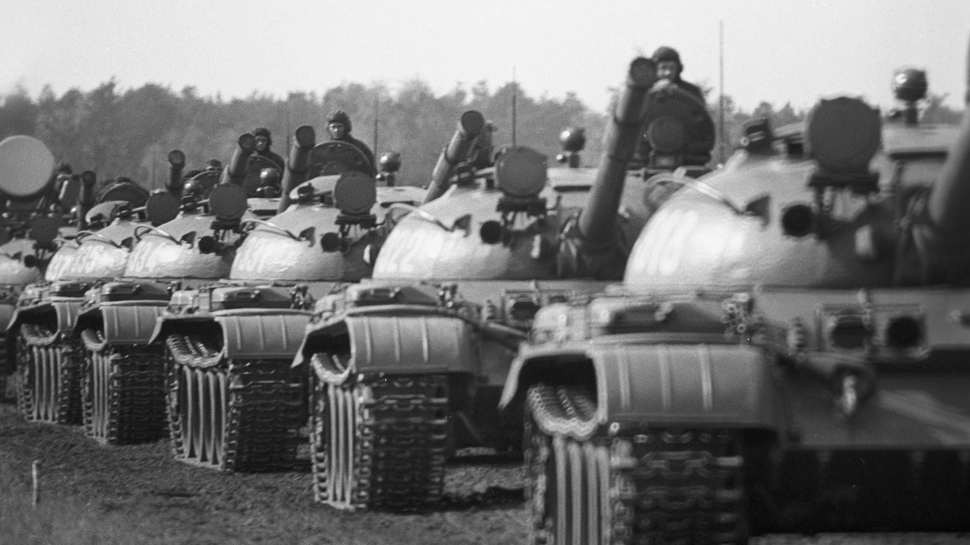 Советские танки во время общевойсковых учений «Братство по оружию».