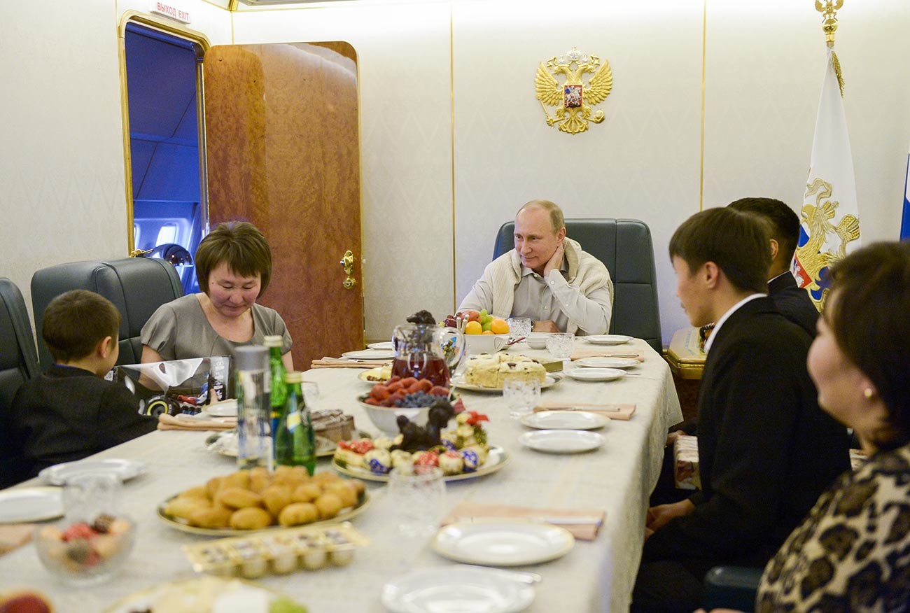Vladimir Putin con la famiglia di Bair Banzaraktsayev, il militare morto durante le operazioni di salvataggio condotte dopo l'inondazione in Estremo oriente 