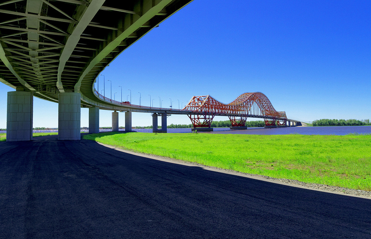 エルティシ川を渡る橋、ハンティ・マンシースクにて