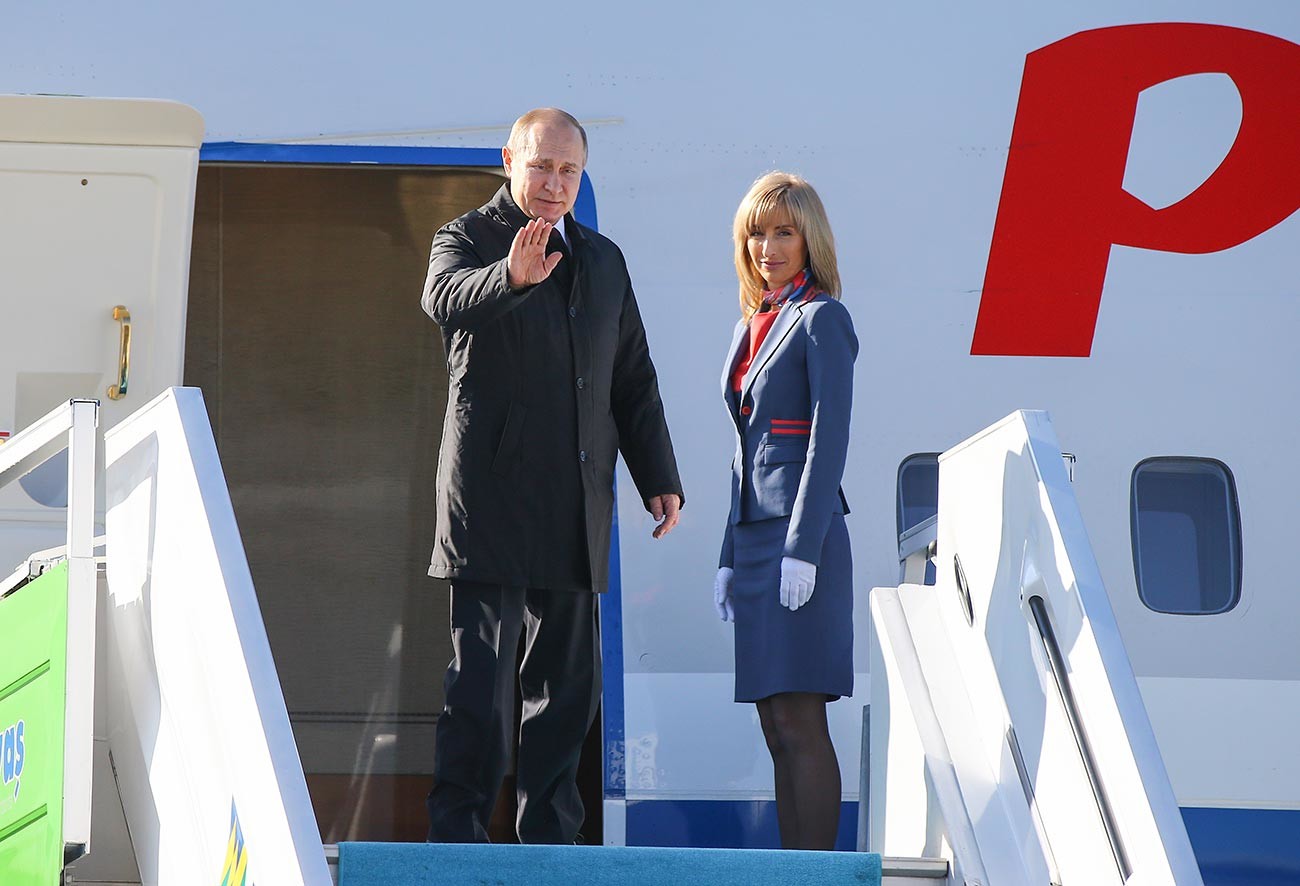 Vladimir Putin menaiki pesawat di Bandara Internasional Esenboga saat ia meninggalkan Ankara setelah menghadiri KTT Tripartit Turki-Rusia-Iran.