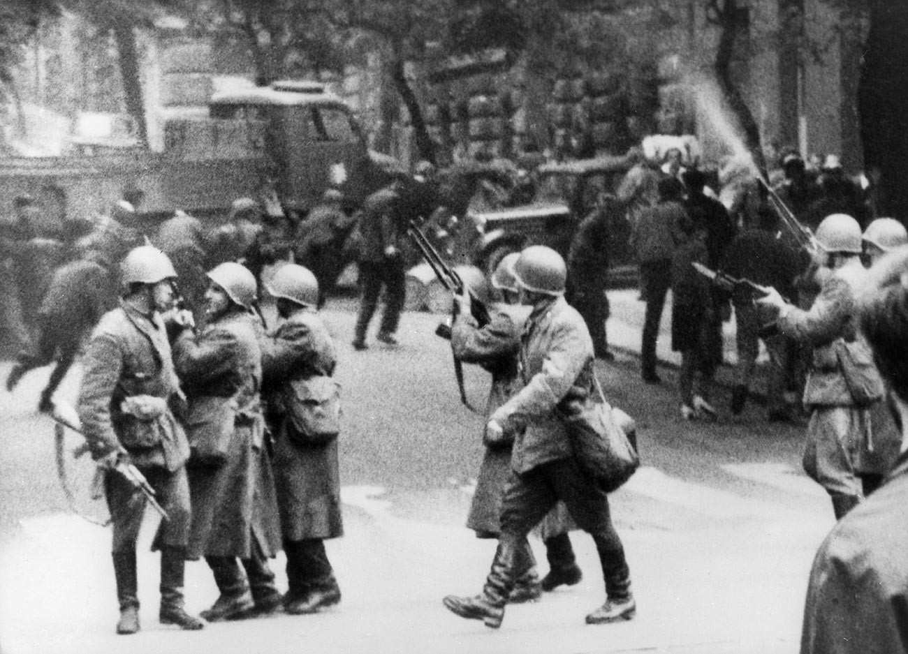 Praško proljeće – Suzbijanje invazije trupa zemalja Varšavskog pakta na Čehoslovačku. 