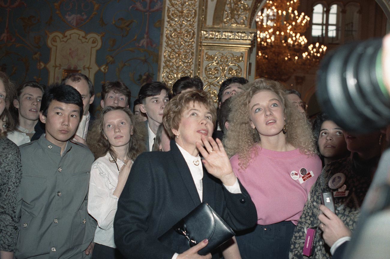 Raisa Gorbacheva, istri Pemimpin Soviet Mikhail Gorbachev, bersama remaja Amerika di Kremlin, 1989.