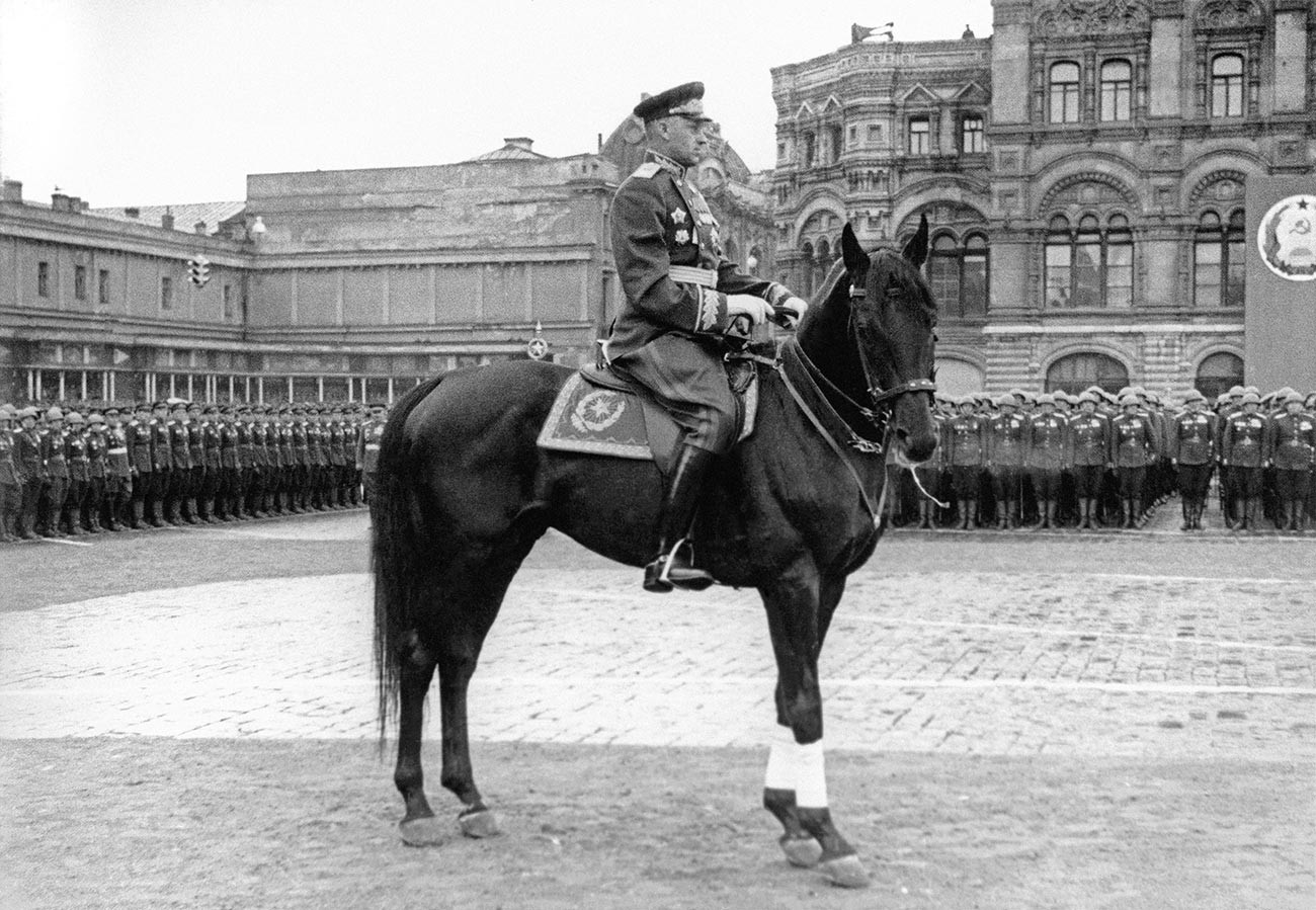 Маршал Рокоссовский командует войсками на Параде Победы в Москве в 1945 году.