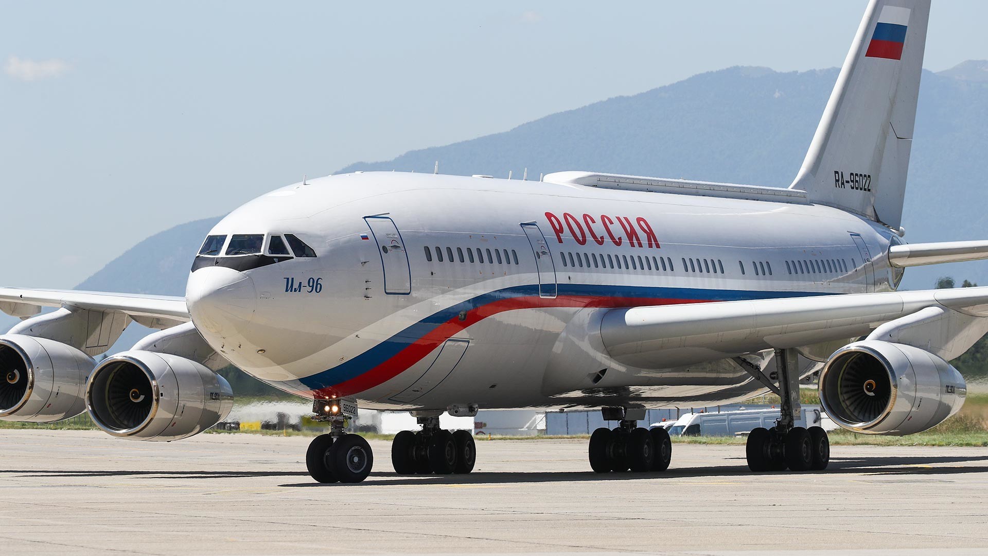 Letalo predsednika Ruske federacije Vladimirja Putina na Ženevskem letališču 16. junija 2021
