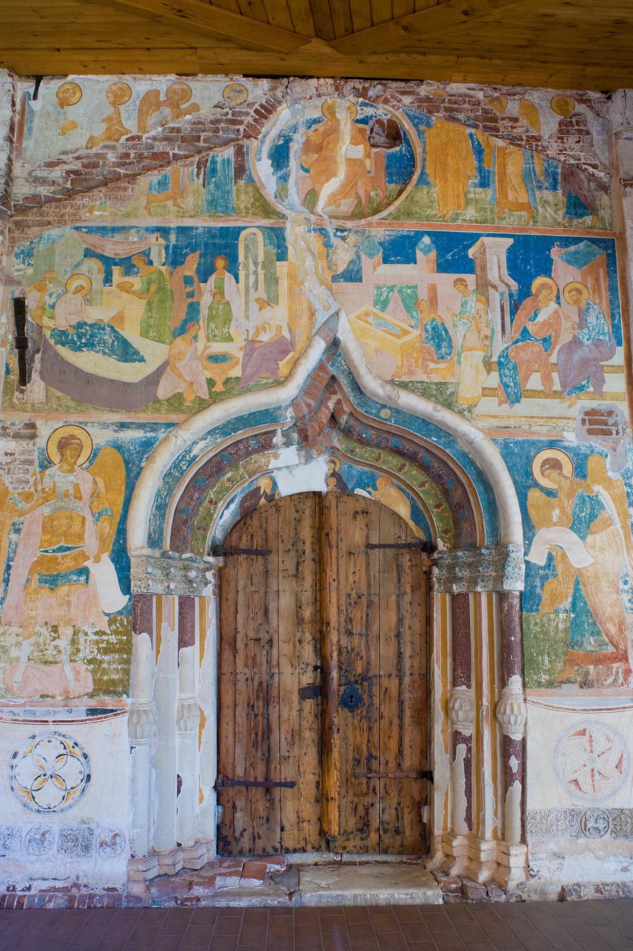 Cathédrale de la Nativité de la Vierge, façade ouest. Portail principal avec les archanges Michel (à gauche) et Gabriel. En haut : scènes de la Nativité de la Vierge Marie