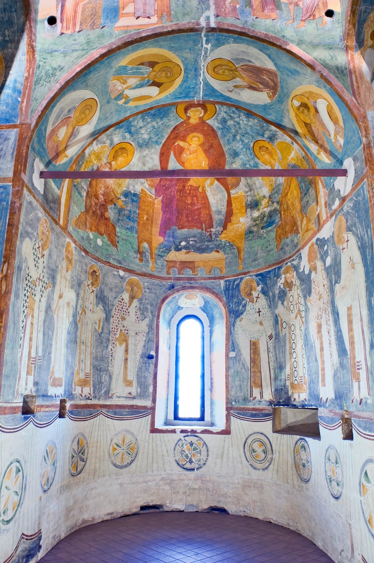 Cathédrale de la Nativité. Abside centrale (pour maître-autel). Fresque de Marie intronisée avec les Archanges Gabriel et Michel. Rangée inférieure : Pères de l'Église à la liturgie