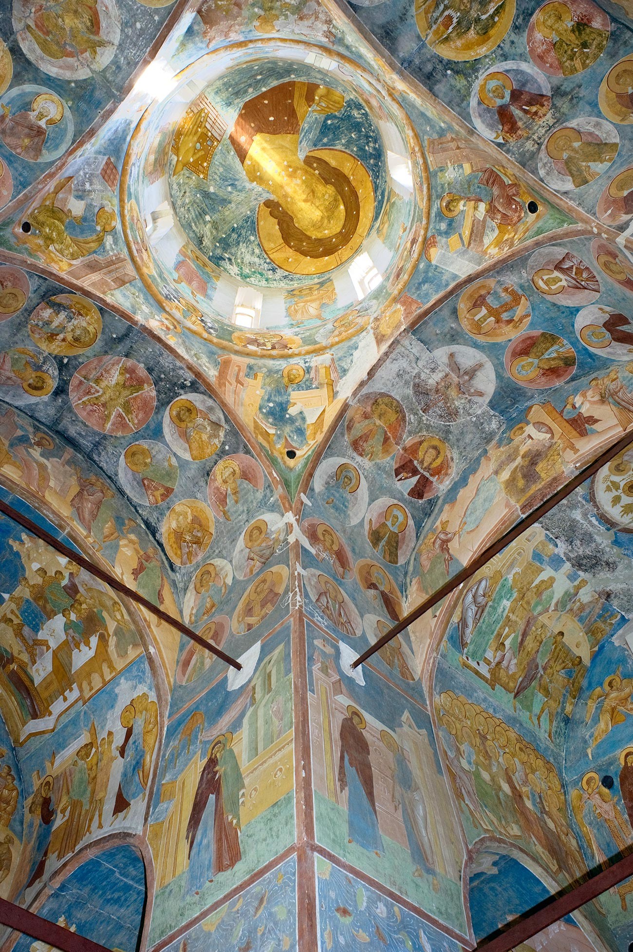 Cathédrale de la Nativité. Dôme avec représentation du Christ Pantokrator. À gauche : jetée sud-ouest avec des scènes du Grand Acathiste (hymne à la Vierge Marie)
