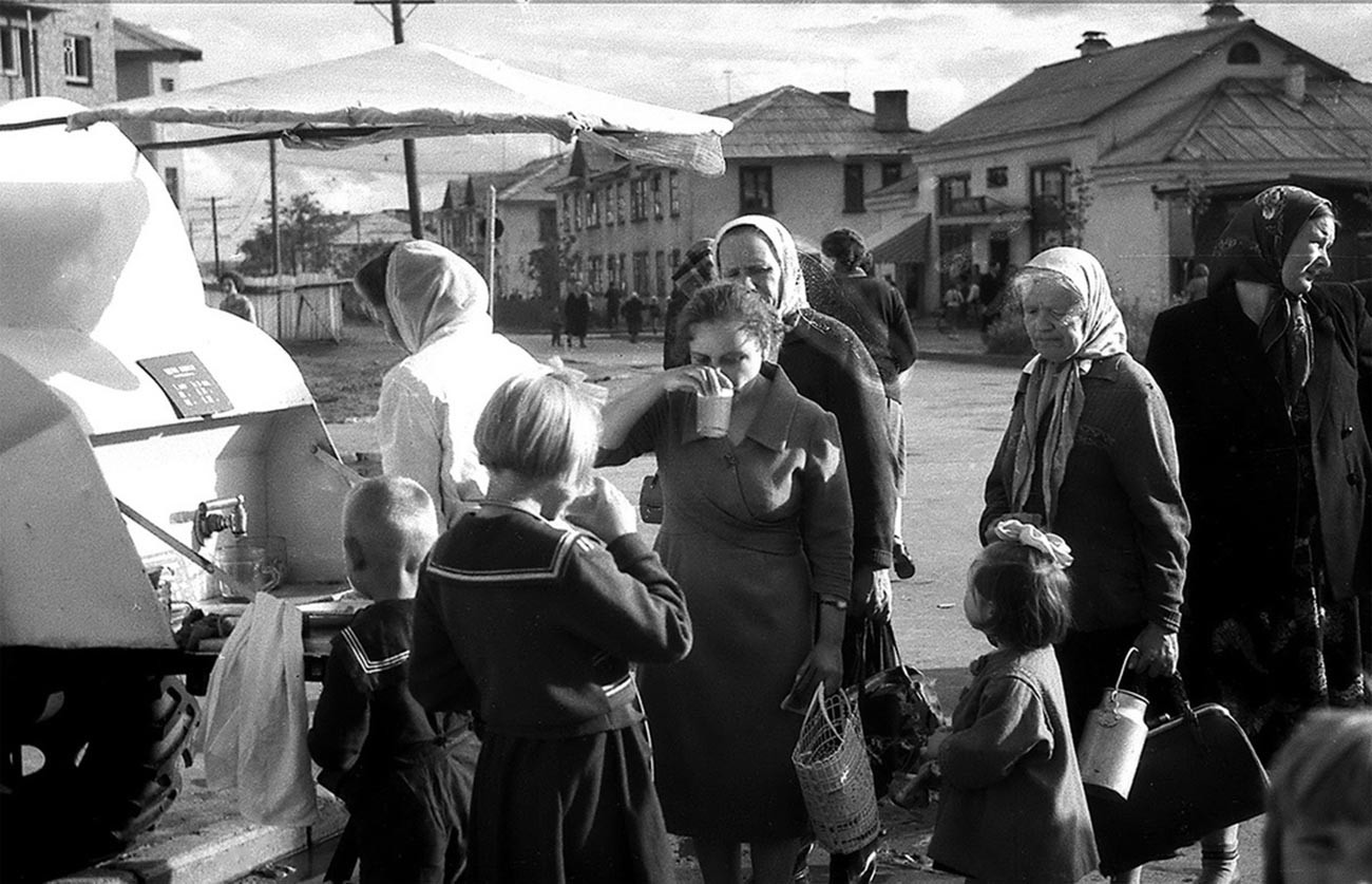 В конце 1960 годов среди остатков. Улица Горького Нелидово. СССР 60-Е годы. 1960 Год СССР. Советские люди 1960.