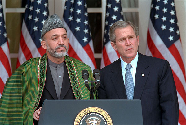 Hamid Karzai junto a George W. Bush
