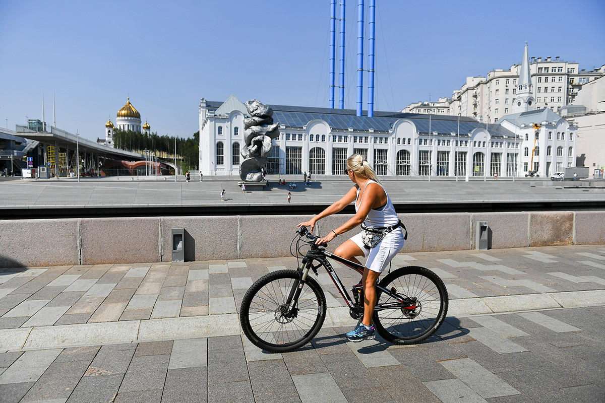 La controversa statua sul lungofiume Bolotnaja

