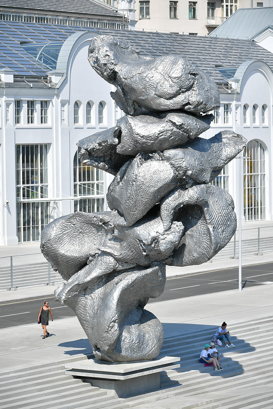 Il monumento rappresenta un pezzo di argilla lavorata dalle mani dello scultore