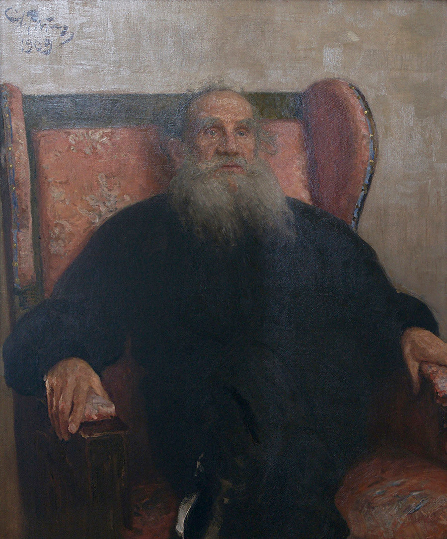 Léon Tolstoï dans un fauteuil rose, 1909