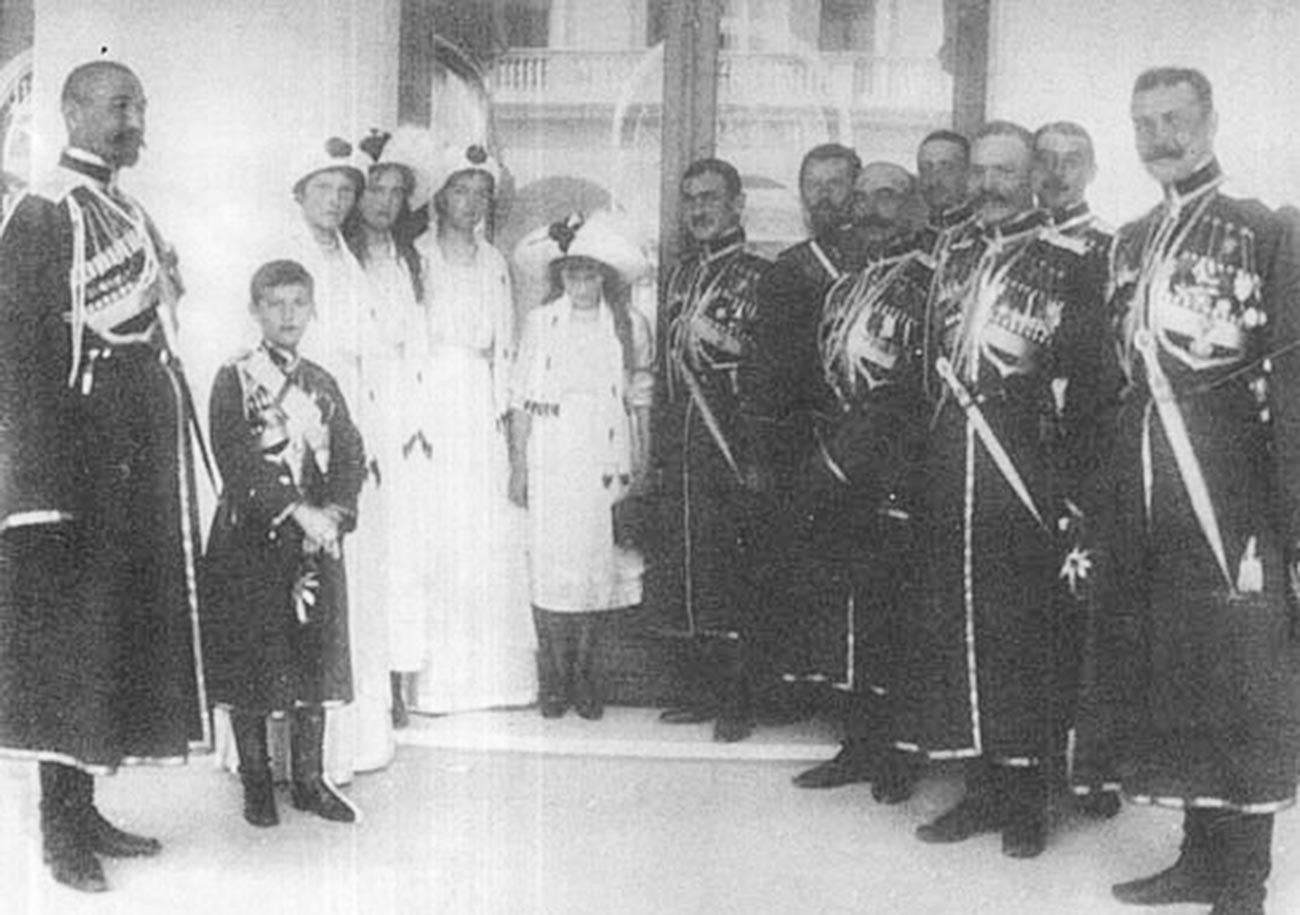 Царевић и велике кнегињице са официрима из Конвоја Његовог Императорског Величанства, 1913.