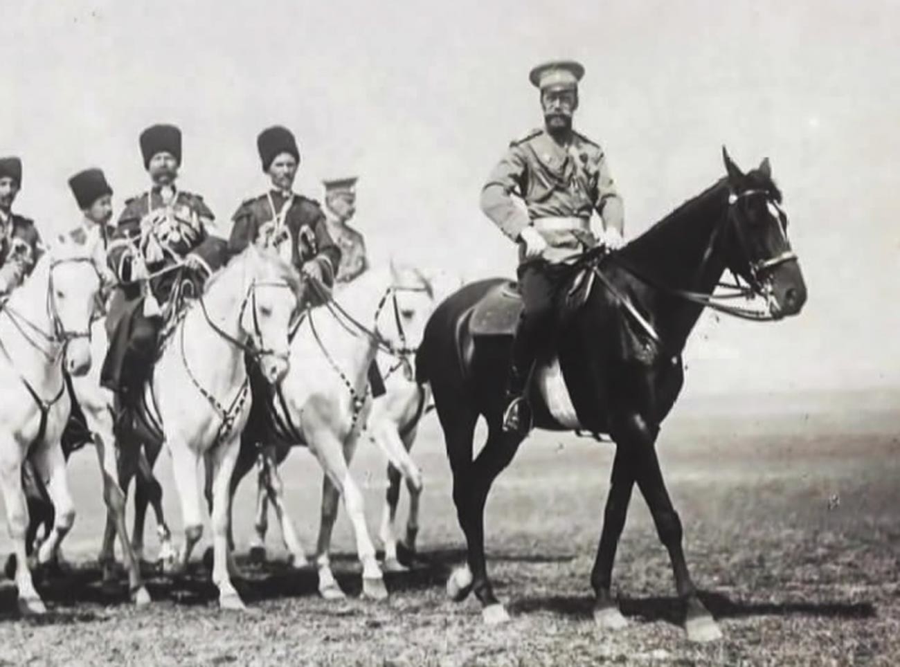 Car Nikolaj II. s kozacima iz Konvoja Njegovog Carskog Veličanstva.

