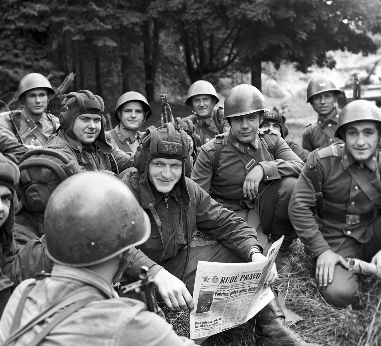 Tschechoslowakische Panzerbesatzungen und sowjetische Soldaten während der gemeinsamen Übungen.