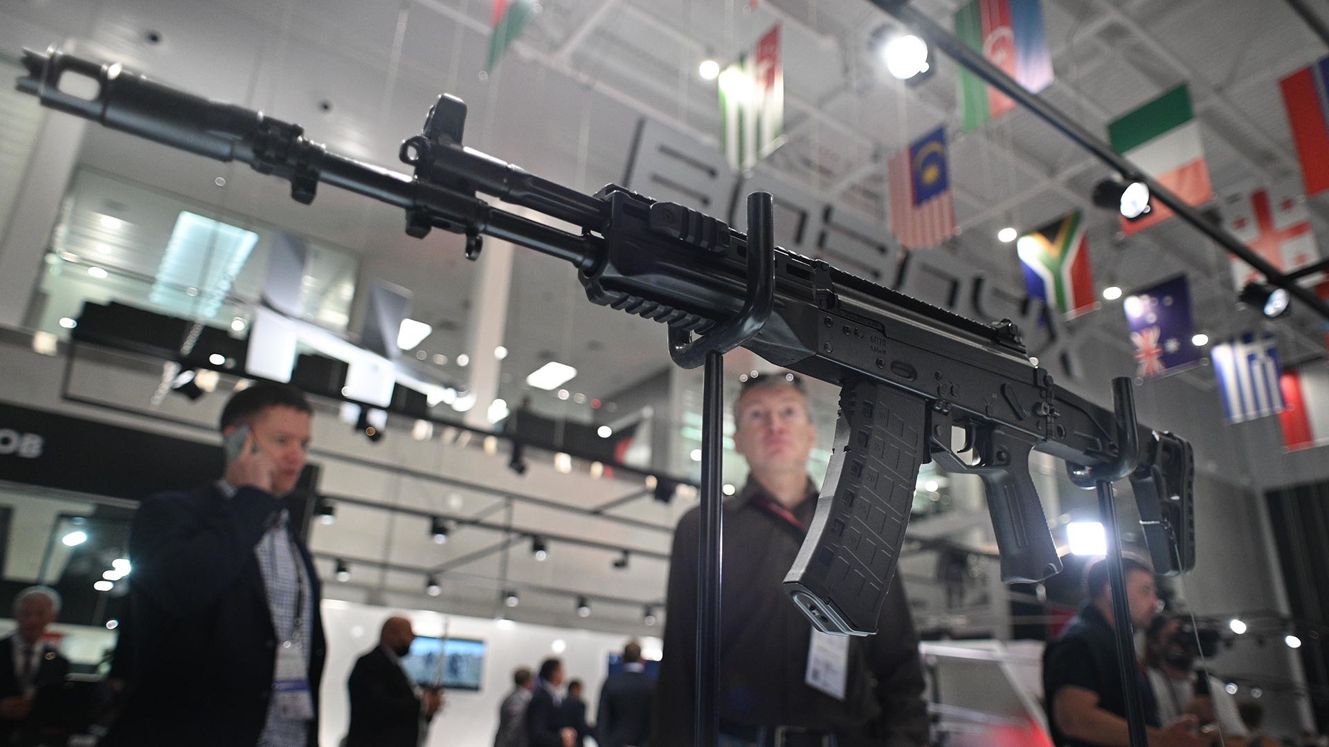 Аутомат за специјалне јединице АК-12 Концерна „Калашњиков“ на изложби наоружања Међународног војнотехничког форума „Армија-2021“ у Конгресно-изложбеном центру „Патриот“,