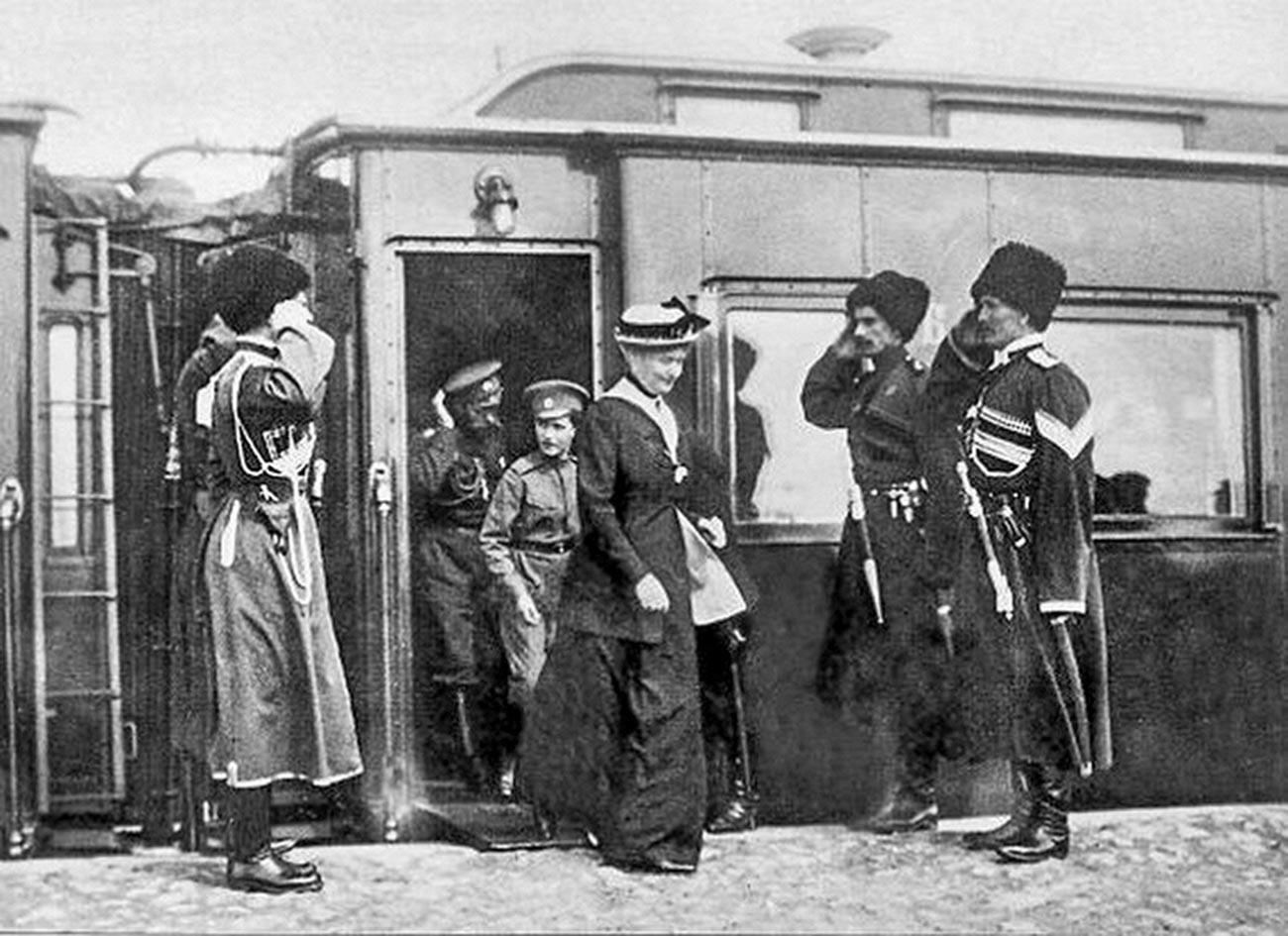 Казаци посрещат Николай II и семейството му