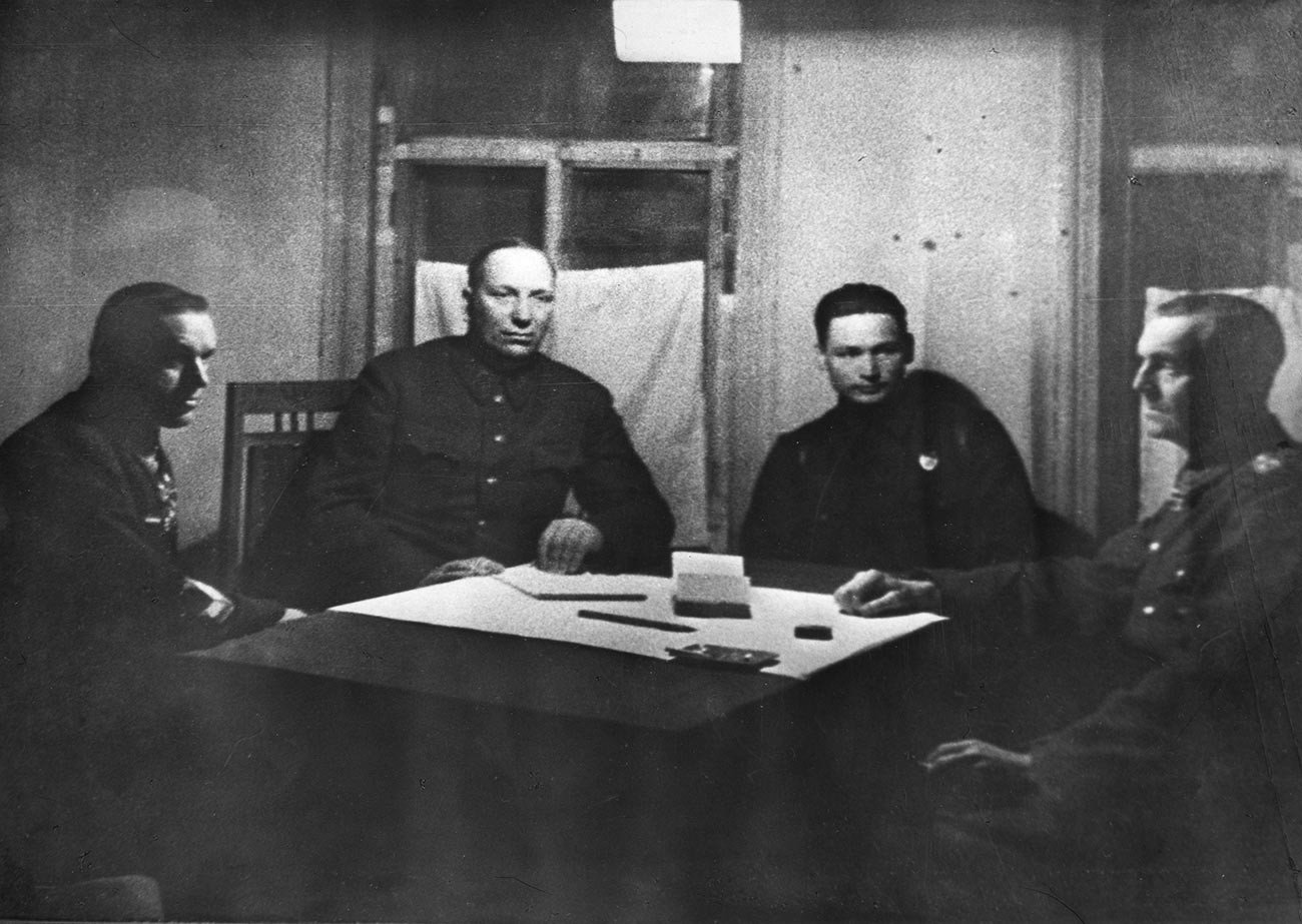 Rokossovskij con il generale tedesco Friedrich Paulus, arresosi ai sovietici a Stalingrado
