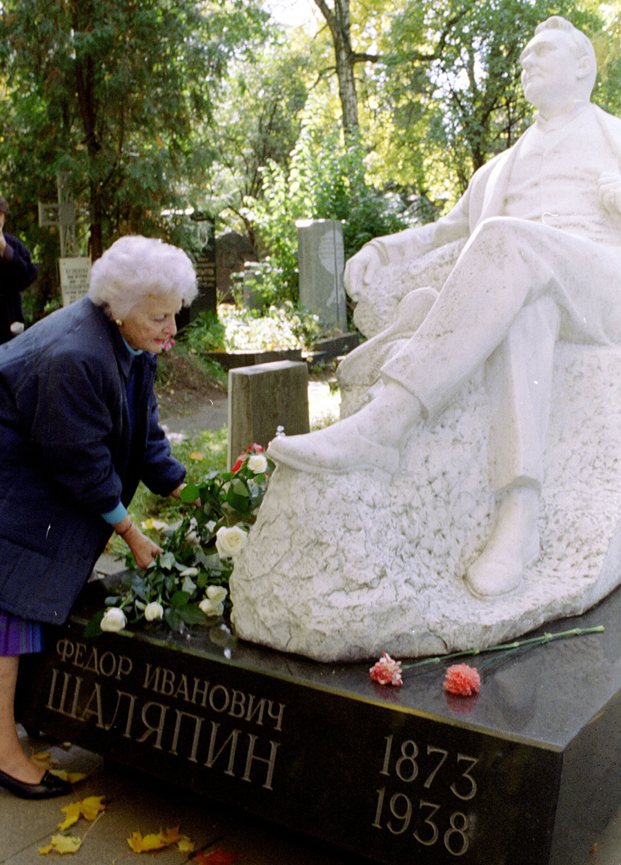 Марина Шаляпина-Фредди на могиле отца.