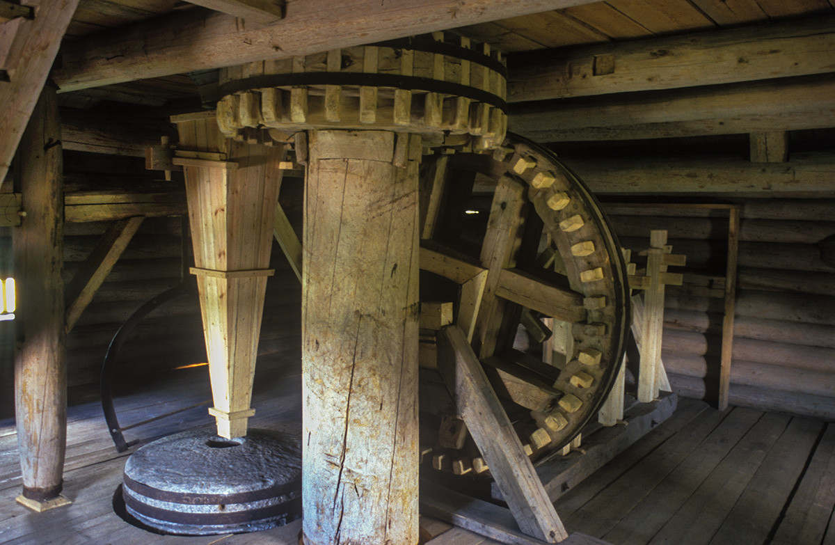 Malye Korely Museum. Kalgachikha post windmill, interior with milling mechanism. June 23, 2003